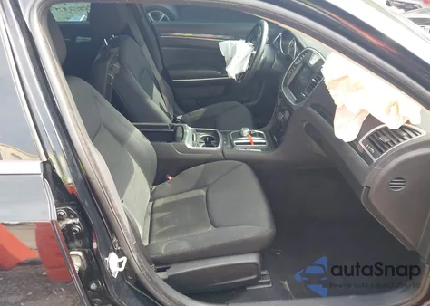 2019 Chrysler 300 Touring z USA, uszkodzony, nr VIN 2C3CCAAG7KH612320